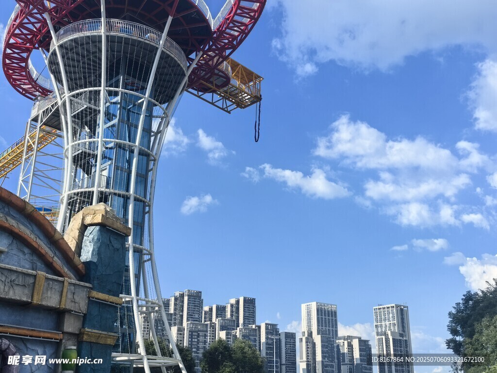 城市中的游乐设施摩天轮