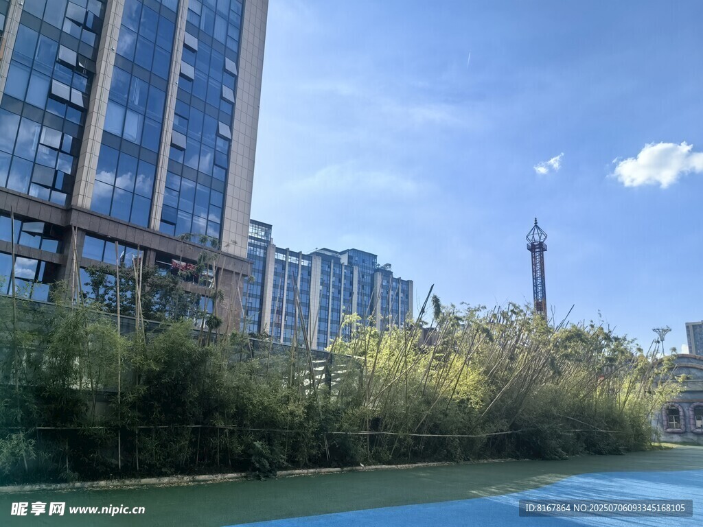 城市河畔旁的现代建筑景观