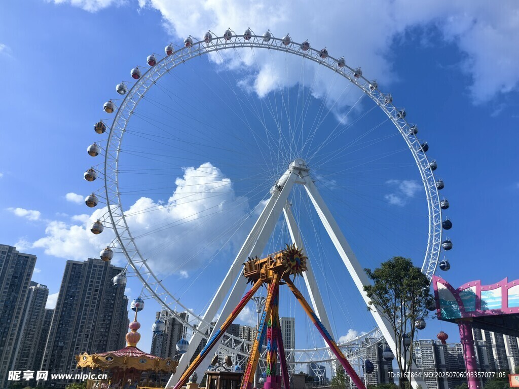 城市中的巨型摩天轮景观