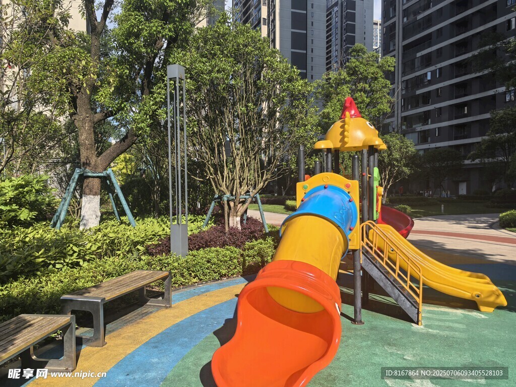 户外多彩儿童滑梯设施
