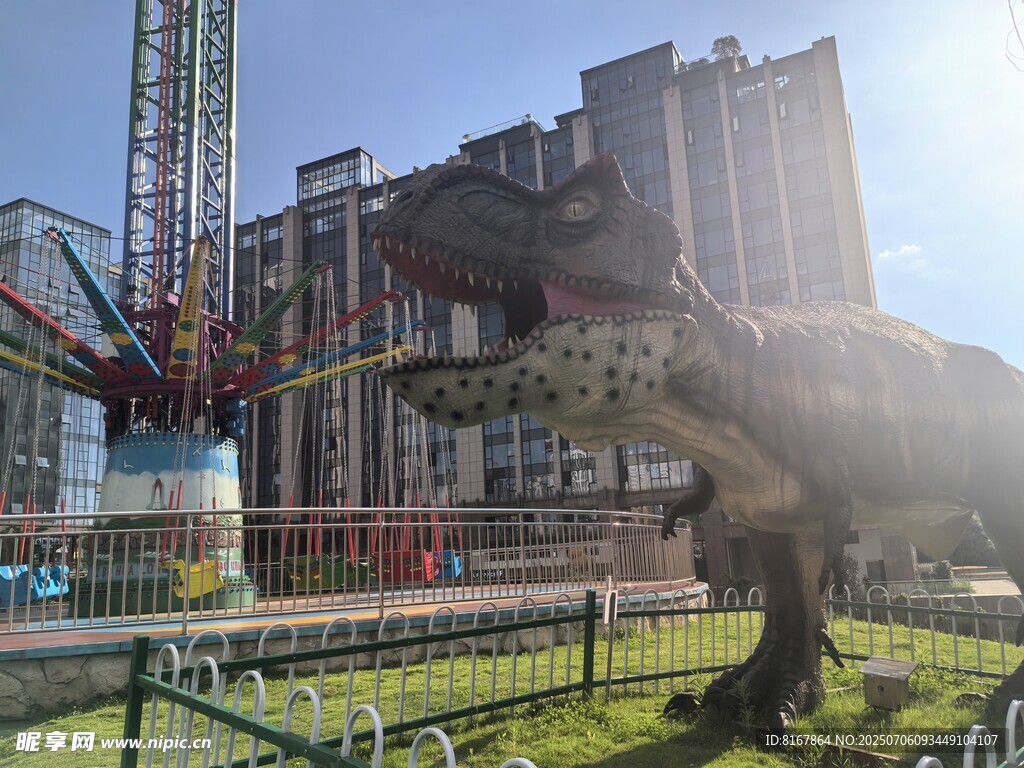 城市中施工场景与绿植景观