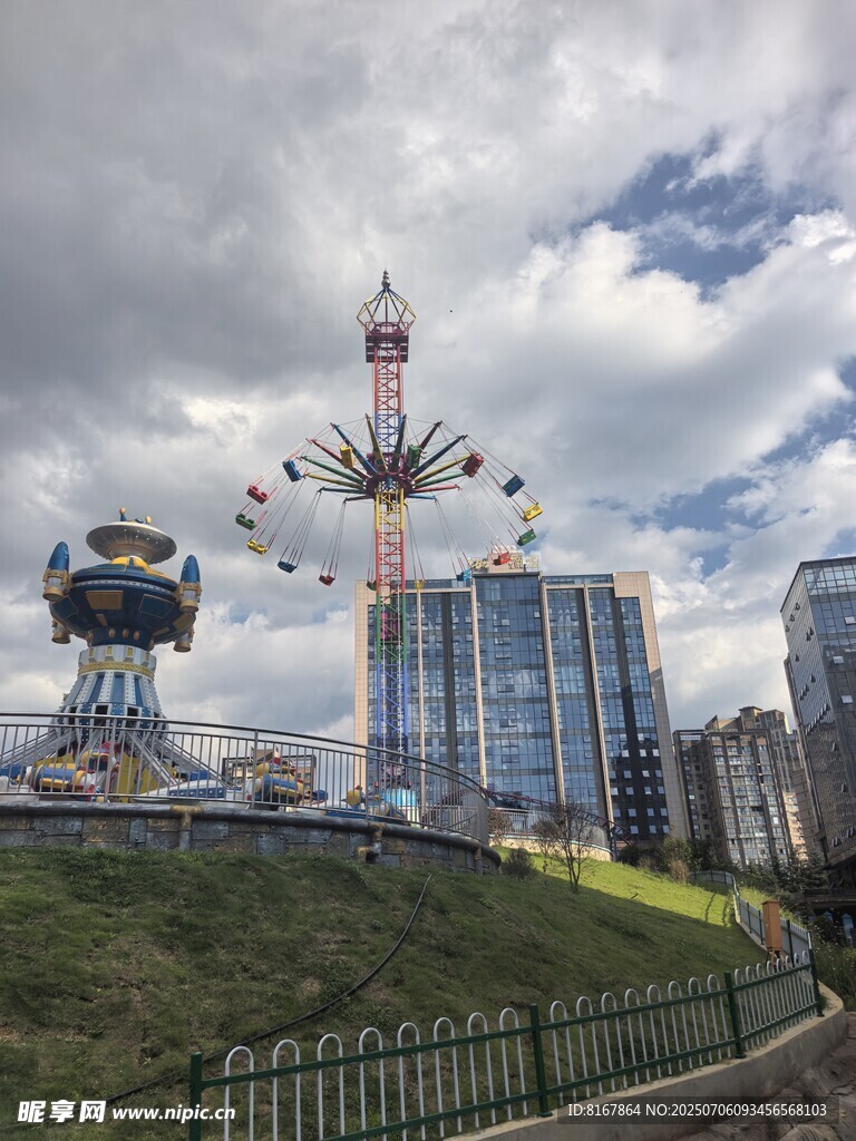 城市中的摩天轮景观