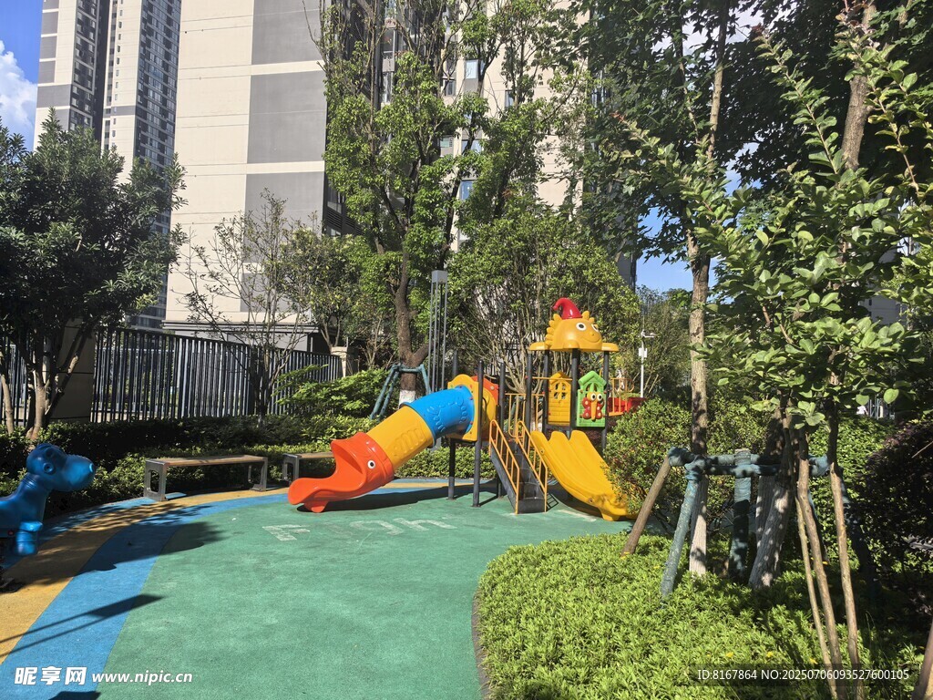 小区内的多彩儿童游乐区