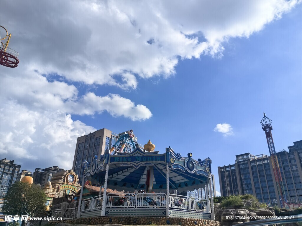 城市河畔建筑与蓝天白云