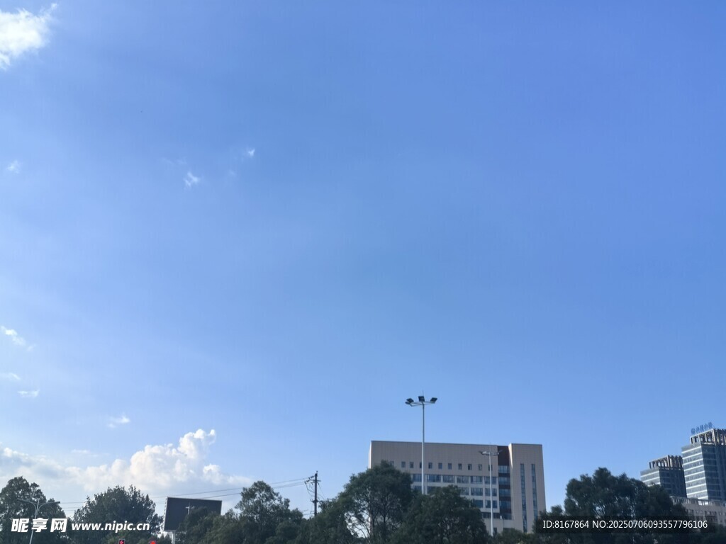 城市蓝天绿树建筑景观