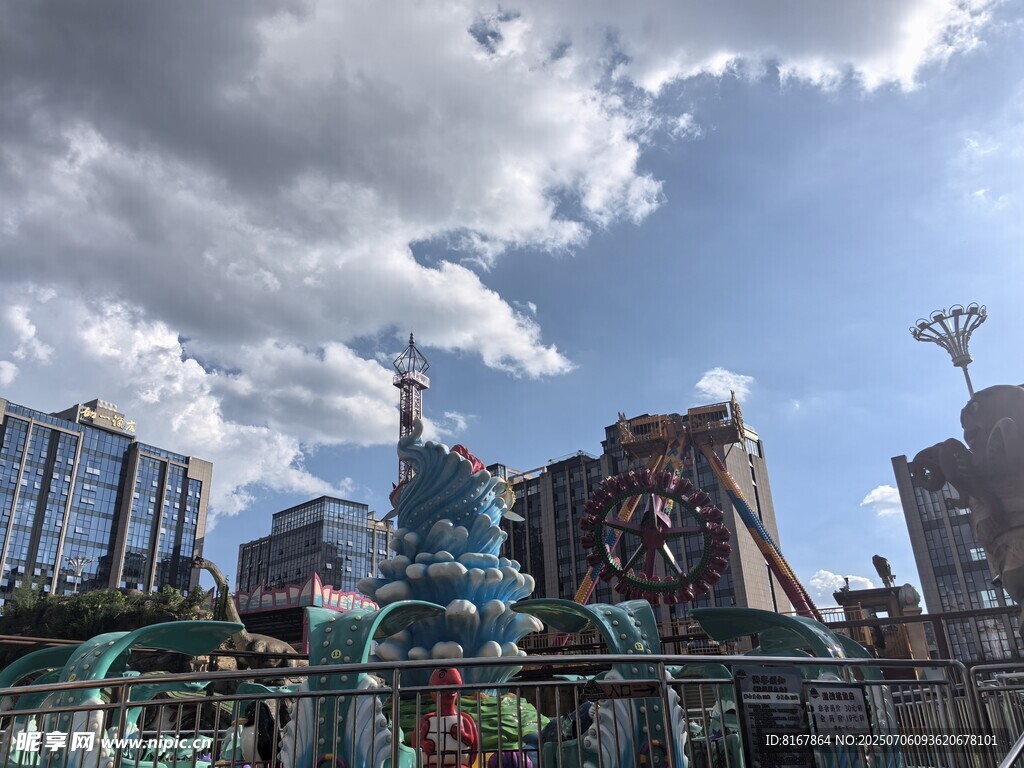 城市中的多彩游乐设施景观