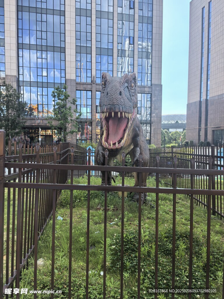 城市中栅栏后的恐龙模型