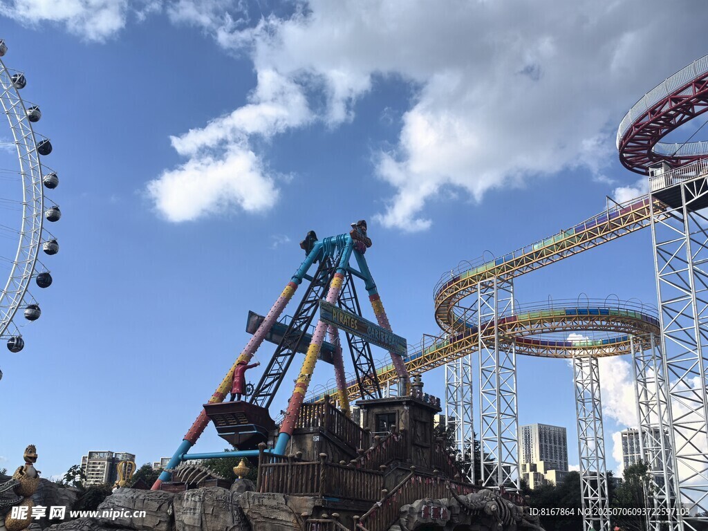 欢乐游乐园的多彩游乐设施