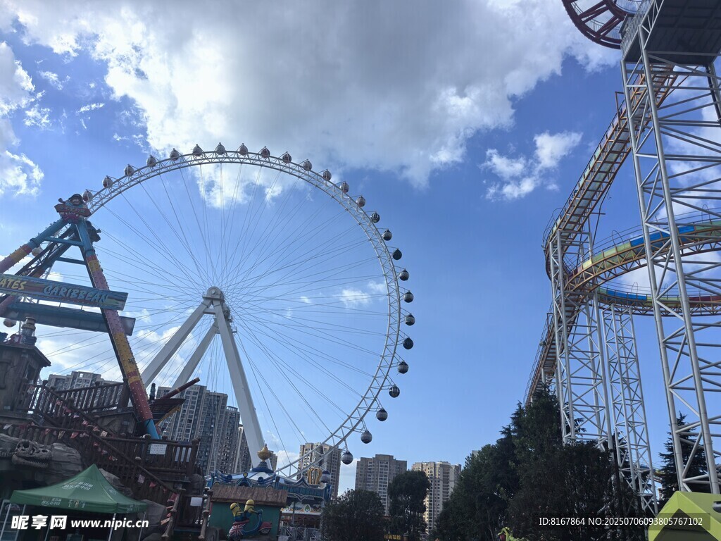 游乐园中的摩天轮与过山车