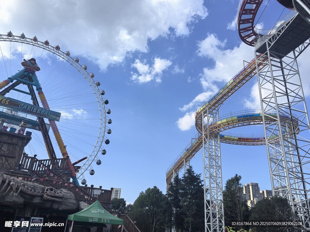 欢乐游乐园的刺激设施