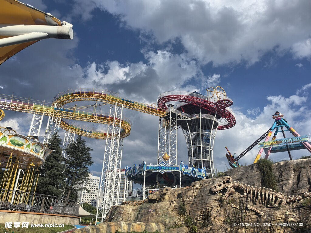 欢乐刺激的游乐园场景