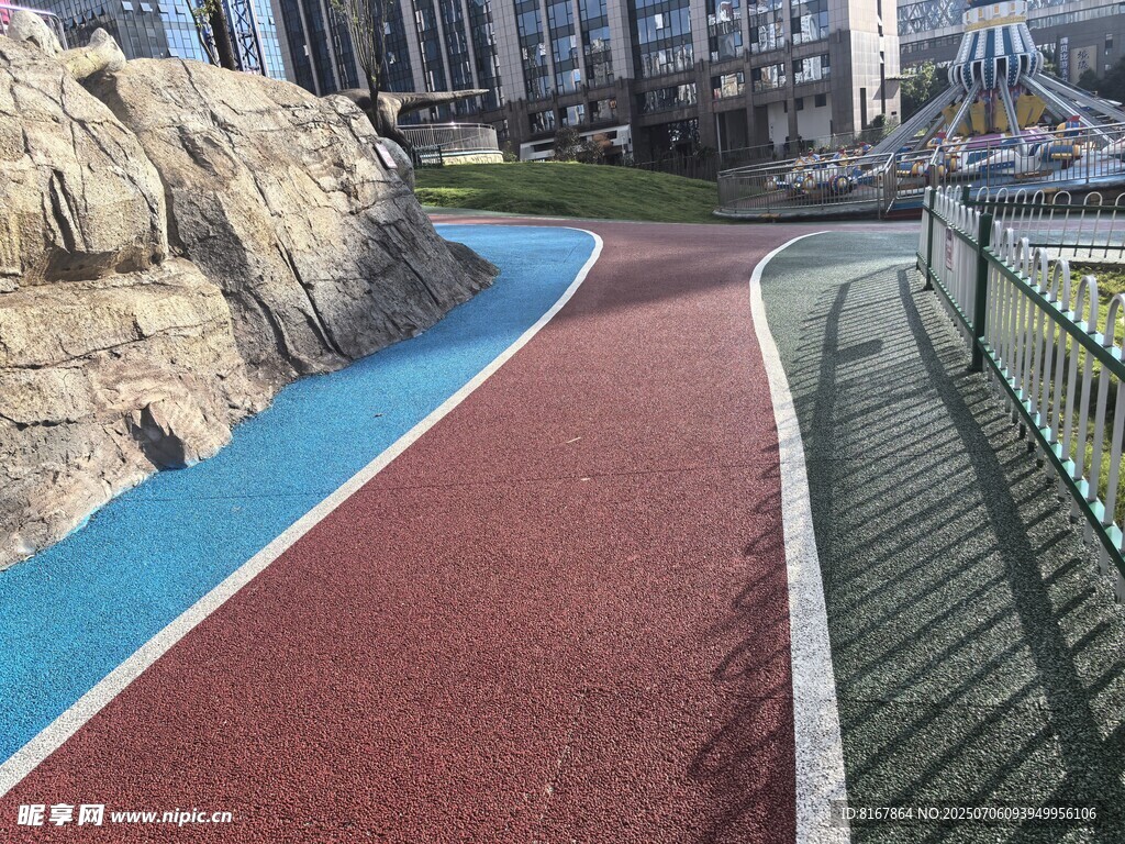 城市彩色步道与岩石景观