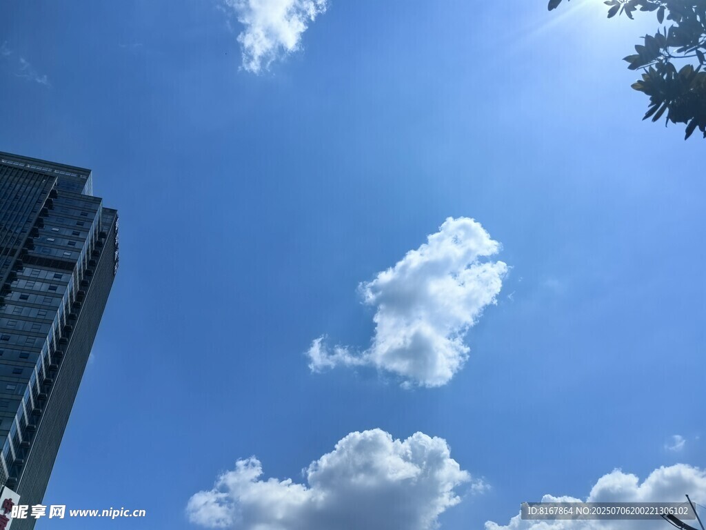 城市上空的蓝天白云