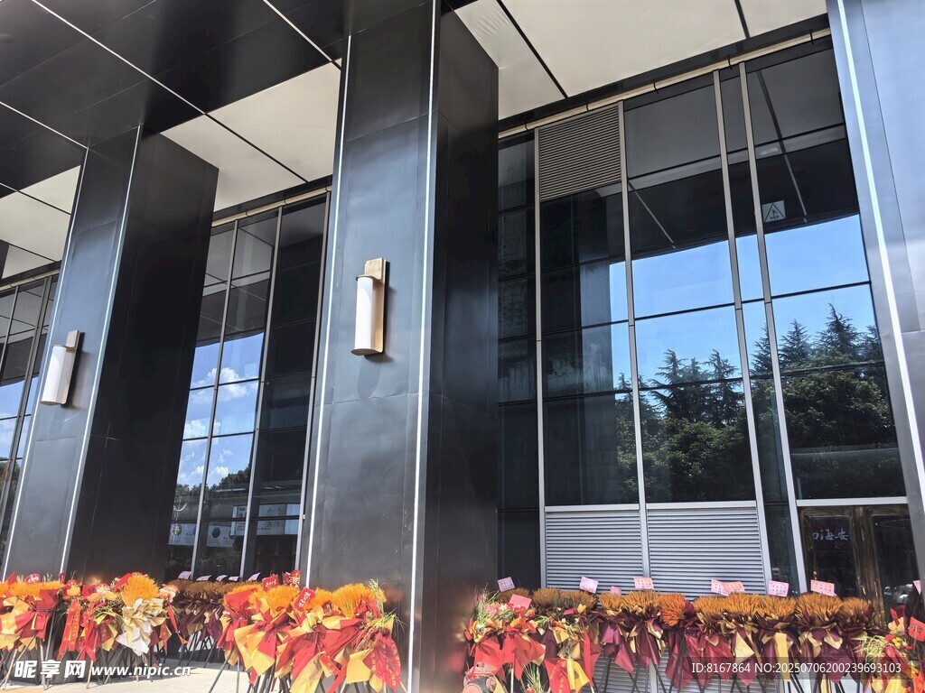 现代建筑前的多彩花卉装饰