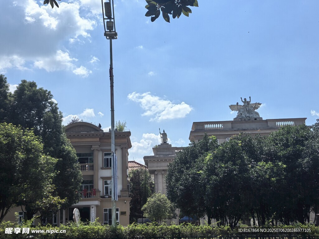 欧式建筑与绿树蓝天