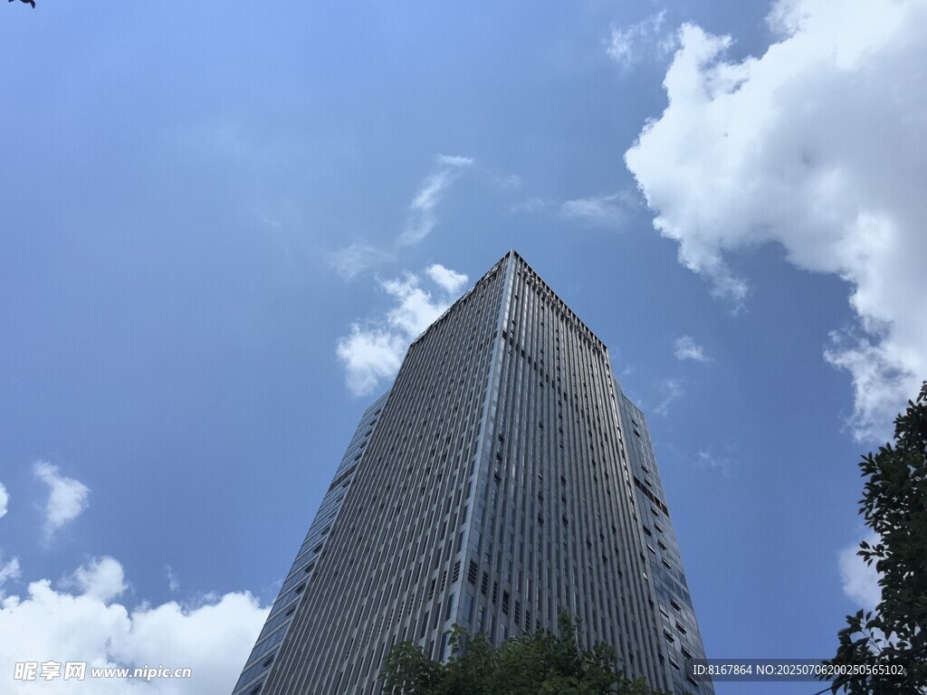 高耸入云的摩天大楼