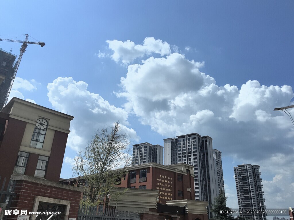 城市建筑与蓝天白云景观
