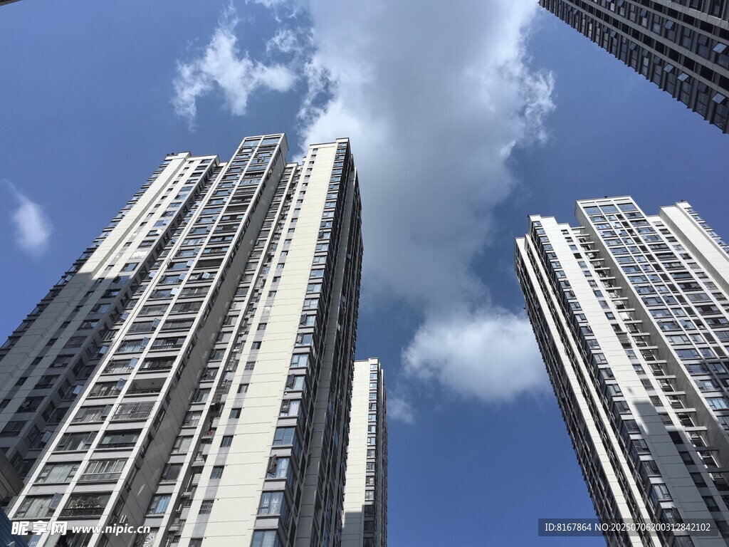 仰望都市高楼大厦