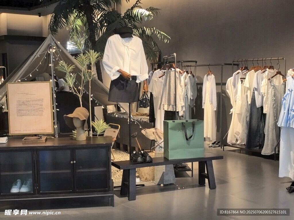 时尚服装店陈列展示