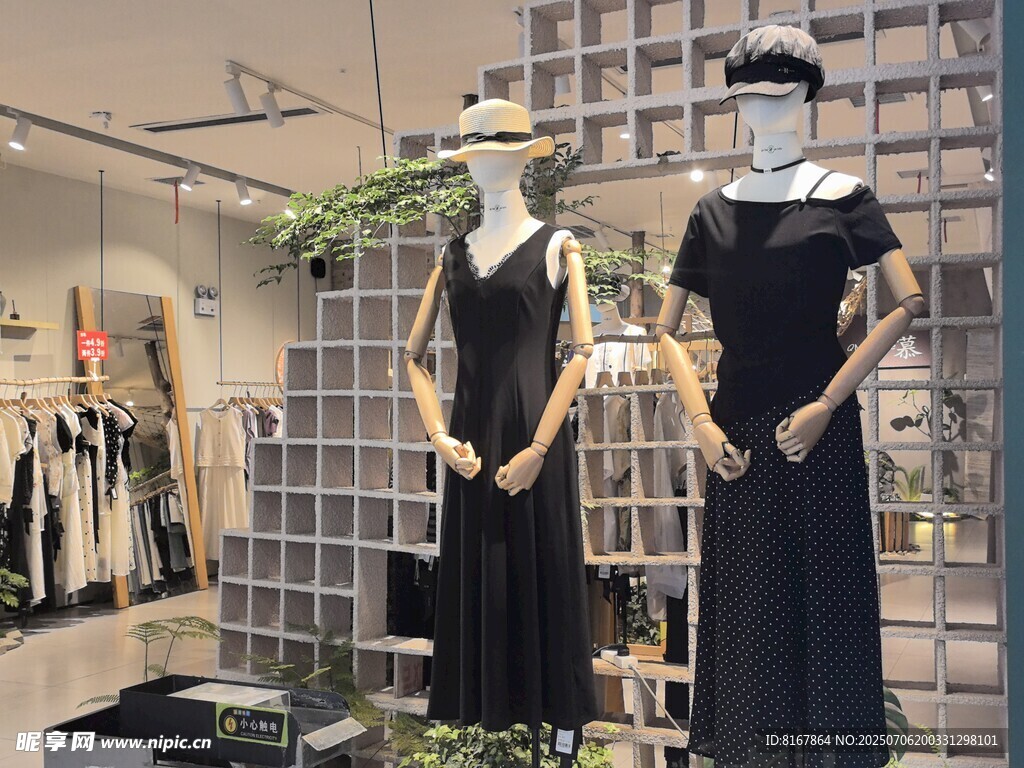 店内时尚女装展示