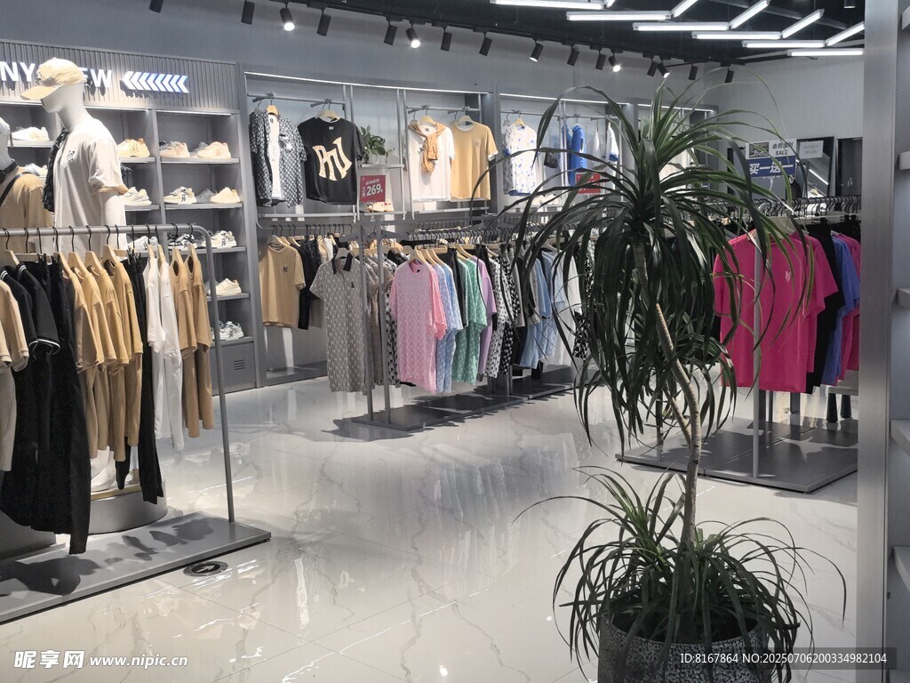 时尚服装店内部陈列展示