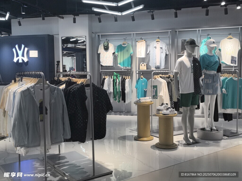 时尚服装店陈列展示
