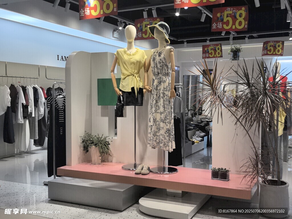 时尚服装店陈列展示