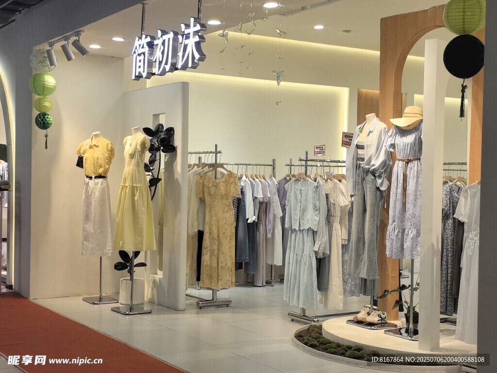 时尚服装店内部陈列展示