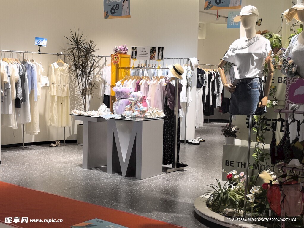 时尚服装店内部陈列展示