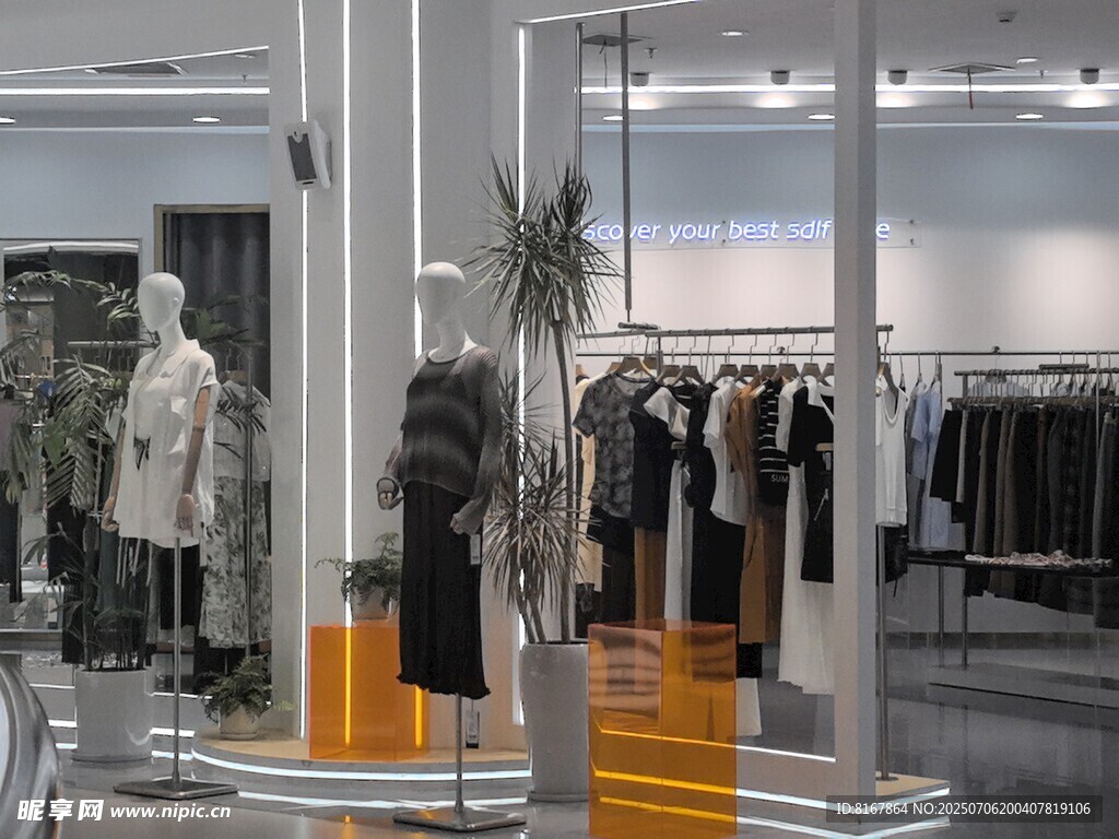 时尚服装店内部陈列展示