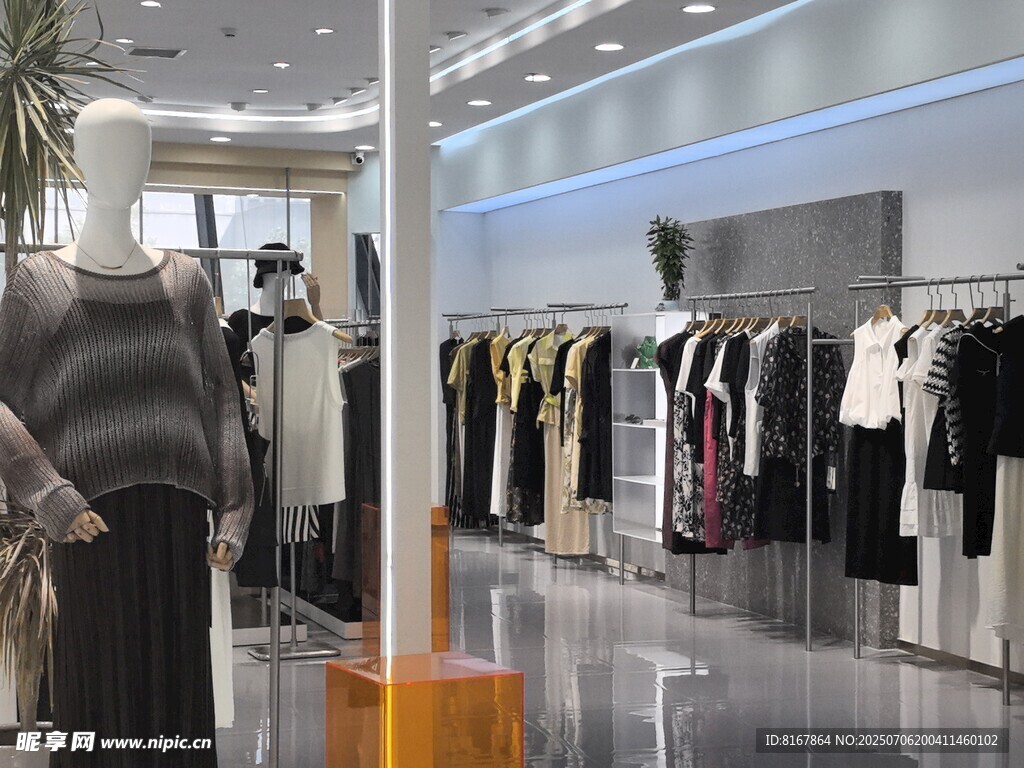 时尚服装店内部陈列展示