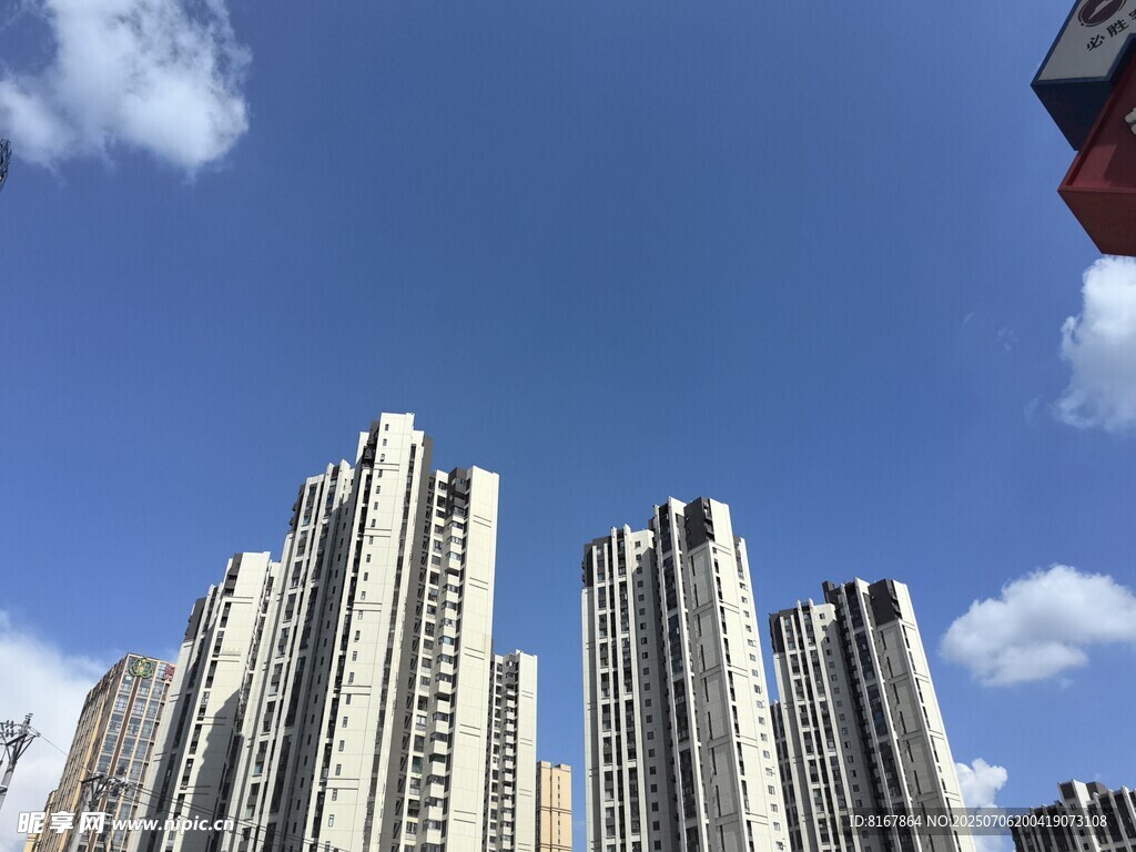 城市高楼林立的天际线