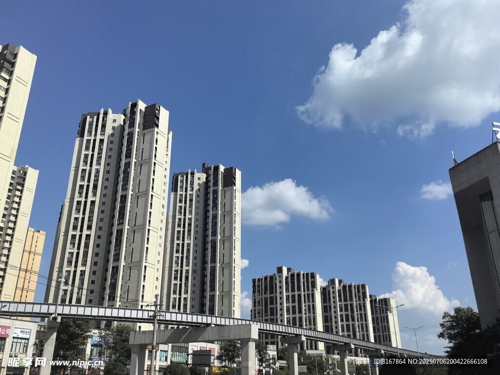 城市高楼与高架桥景观