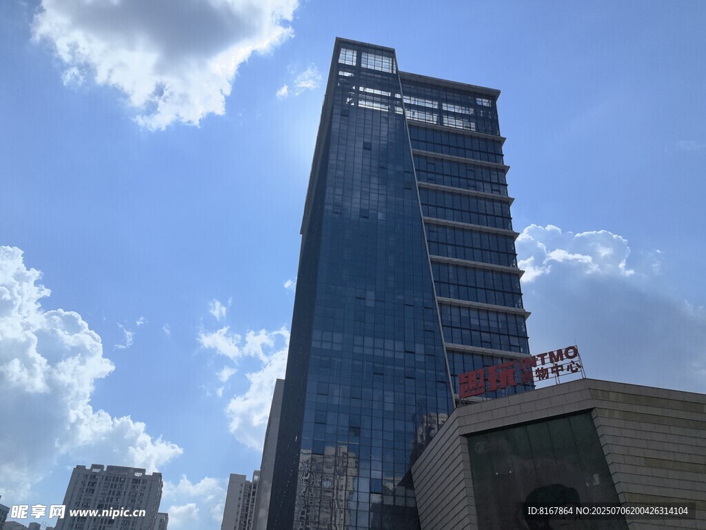 城市中高耸的现代化摩天大楼