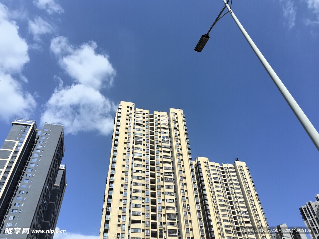 城市高楼与蓝天景观
