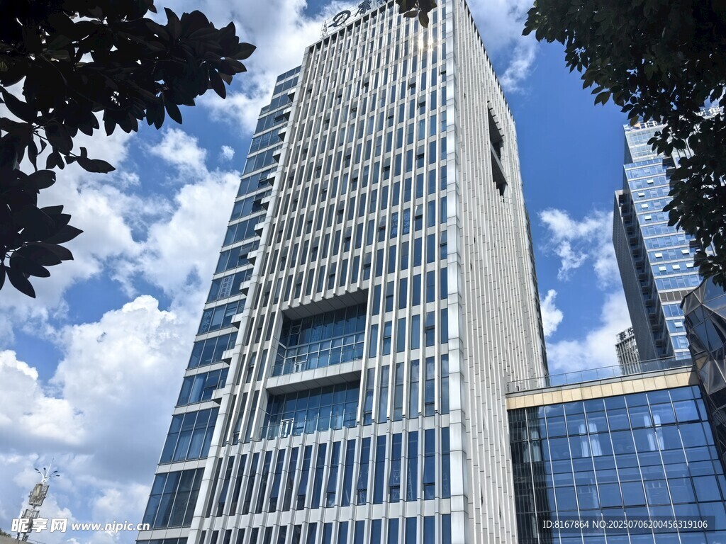 现代摩天大楼外观