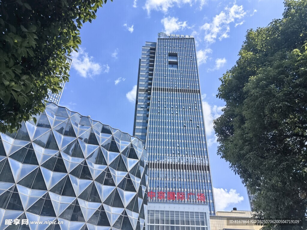 现代高楼与独特建筑景观