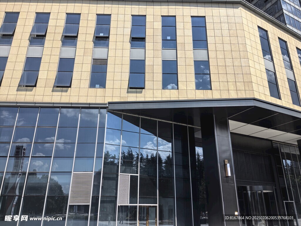 现代风格的玻璃幕墙建筑