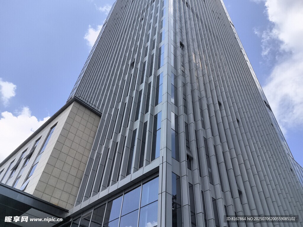 高耸入云的现代摩天大楼