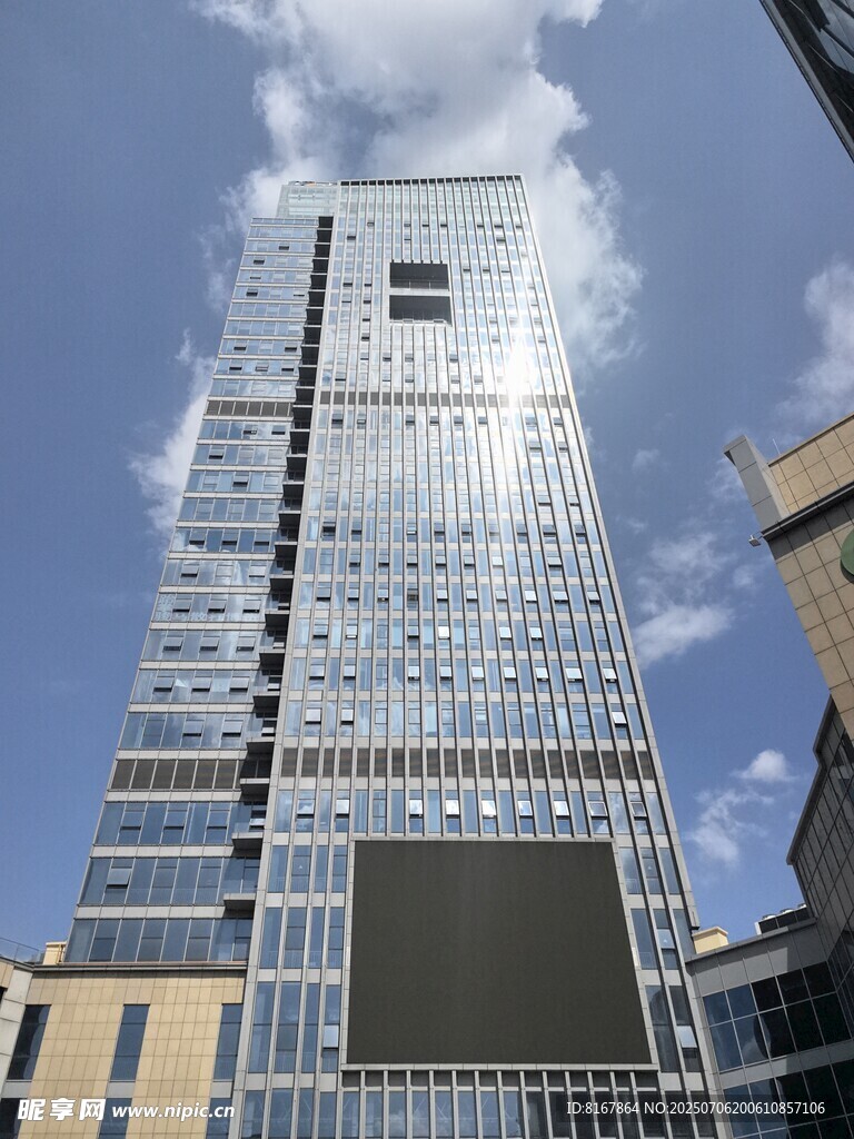 现代摩天大楼外观