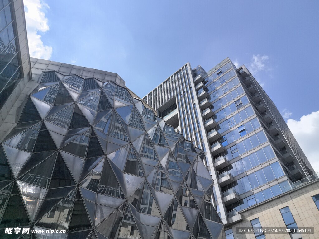 现代几何造型的高楼建筑