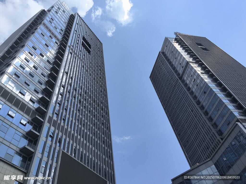 仰望都市摩天大楼