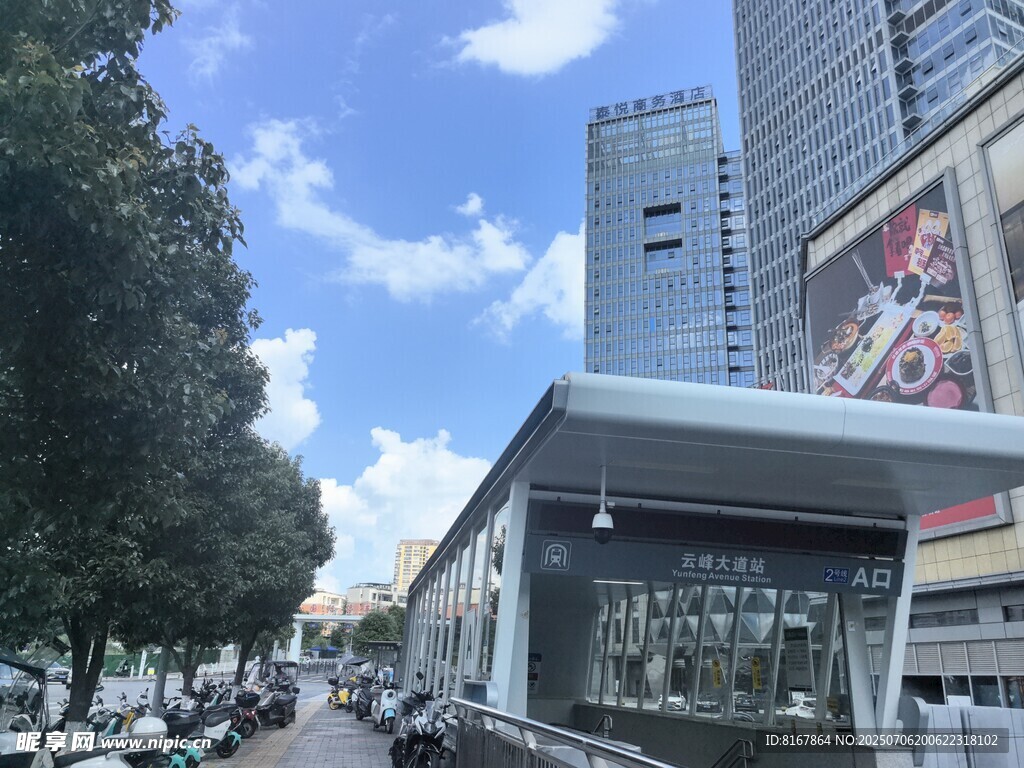 城市街道旁的现代建筑景观