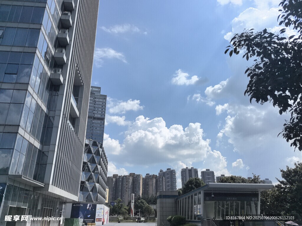 城市高楼与蓝天白云景观