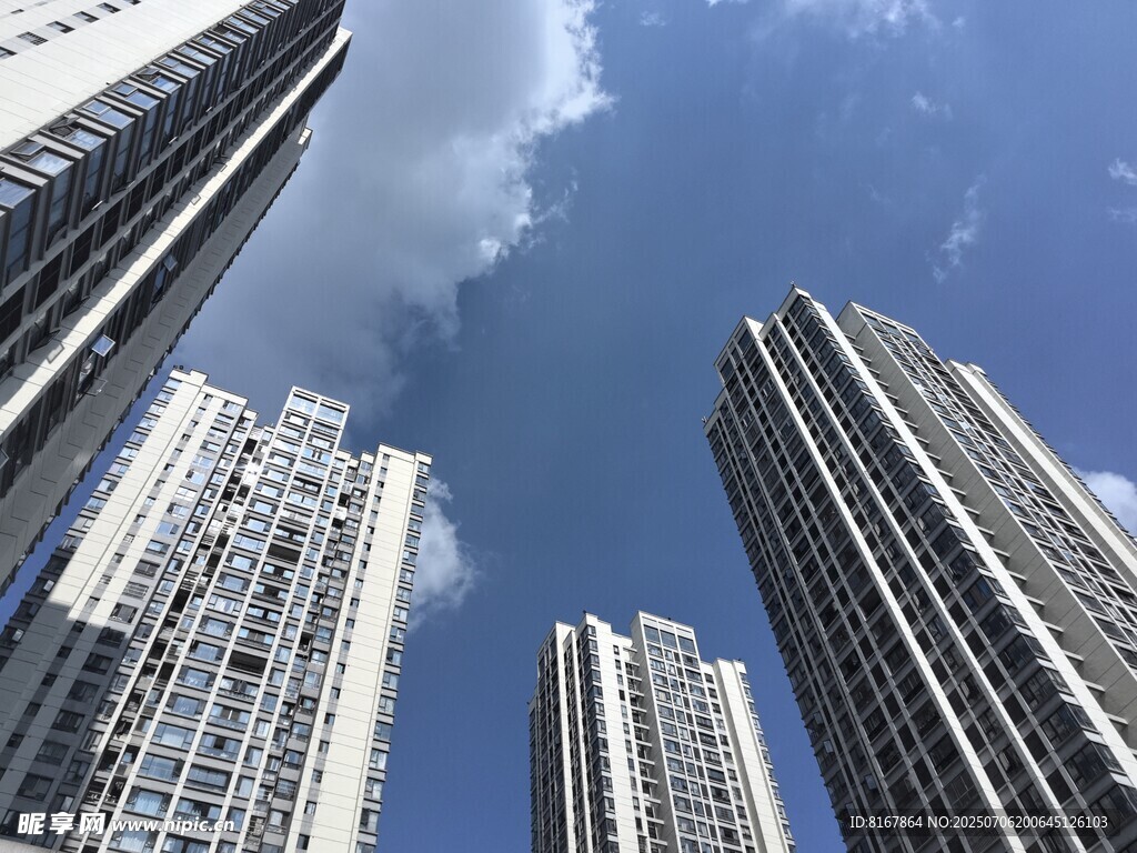 仰望都市高楼大厦