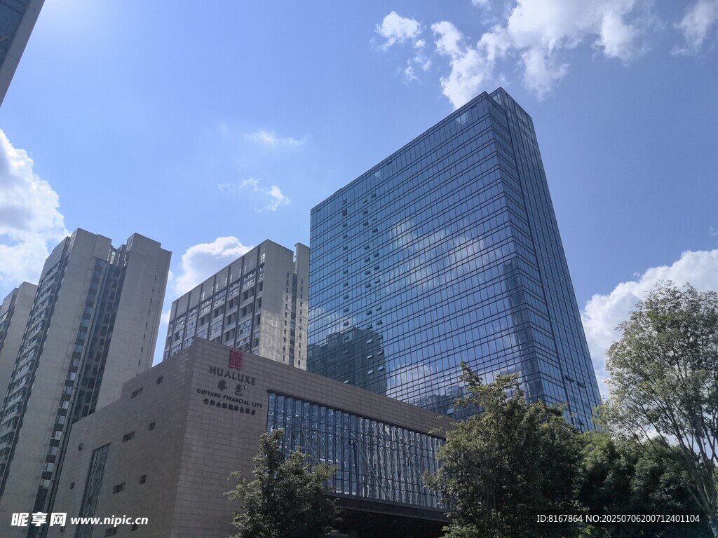 城市中的现代高楼景观