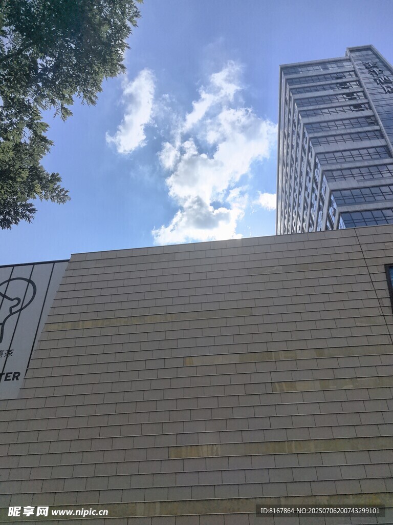 高楼旁的阶梯与篮球框