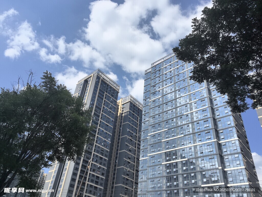 都市高楼与蓝天绿树