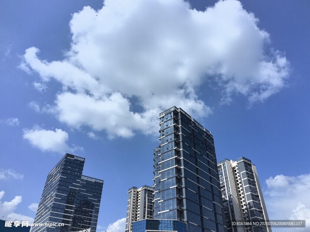 蓝天白云下的城市高楼