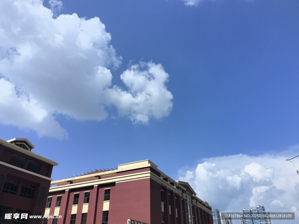 蓝天白云下的红顶建筑